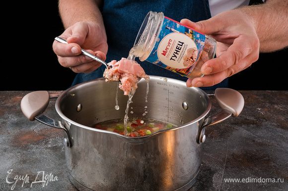 Влейте в кастрюлю 1,5 л горячей воды, доведите до кипения, добавьте тунца, приправьте солью и перцем, варите 10 минут.