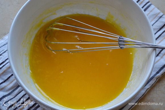 К смеси добавить яичный желток.