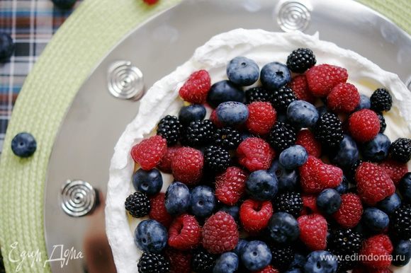 Выложите крем в углубление в нашем «вулкане», сверху украсьте свежими ягодами. В данном случае кислинка ежевики, малины и голубики скрасила приторную сладость десерта. Приятного аппетита!