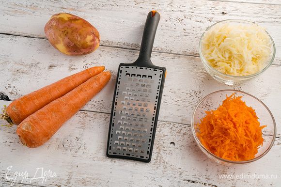 Морковь очистить, натереть на мелкой терке. Картофель очистить, натереть на крупной терке и хорошо отжать. Оставшемуся картофельному соку дать отстояться 10 минут. Чеснок очистить и пропустить через пресс.
