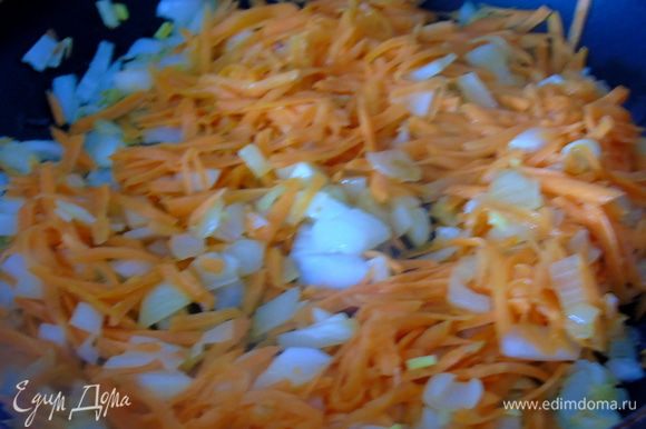 Карп (1,5 — 2 кг) очистите, посолите, поперчите, полейте соком лимона и оставьте на 20 минут. Рис отварите почти до готовности. Лук нарежьте, морковь натрите на крупной терке. Обжарьте лук с морковью до золотистости.