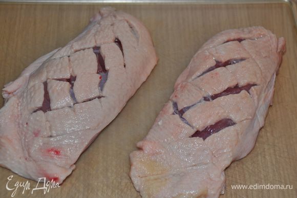 Утиные грудки надрезаем со стороны кожи крест-накрест , чтобы маринад смог проникать в мясо, делая его нежнее и вкуснее.