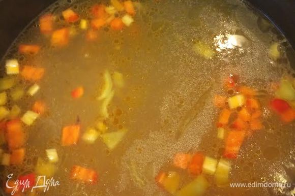 Из бульона достать курицу, овощи, петрушку и лавровый лист. Добавить зажарку в суп и варить 5 — 10 минут.