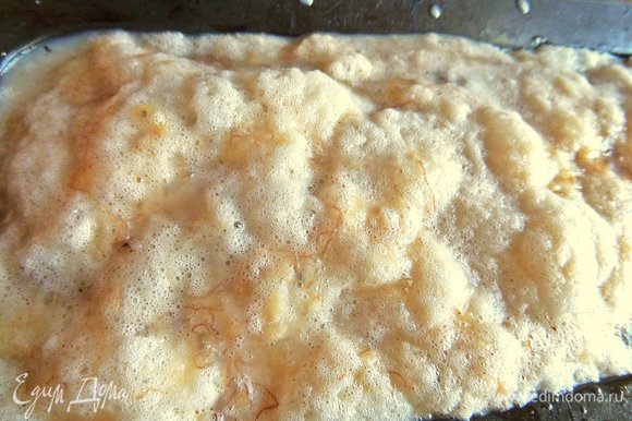 Вылить сверху заливку по порциям, чтобы впиталась в хлеб. Не бойтесь наполнять до краев — пирог «не убежит» и сильно не поднимется.