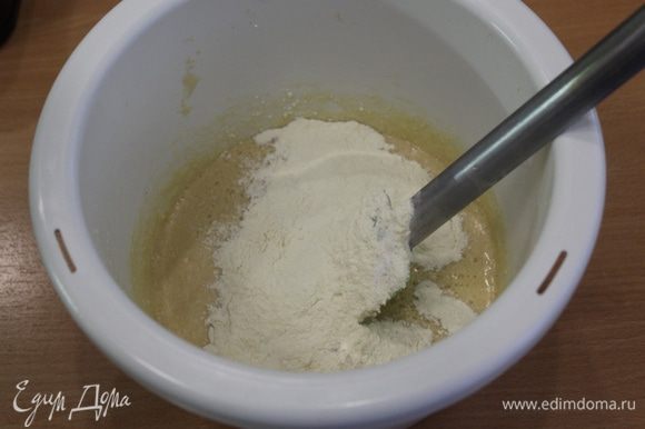 Смешать муку с солью, содой, разрыхлителем и кардамоном, добавить в масляную смесь, быстро перемешать.