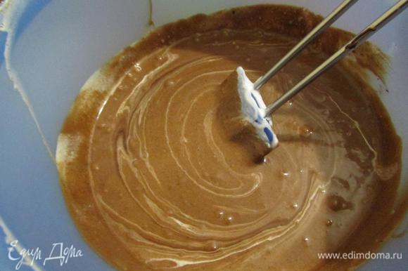 Шоколад растопить на водяной бане. Готовый желатин тонкой струйкой добавить к сливкам, постоянно помешивая, чтобы не образовалось комочков. Добавить растопленный шоколад, перемешать до однородности.