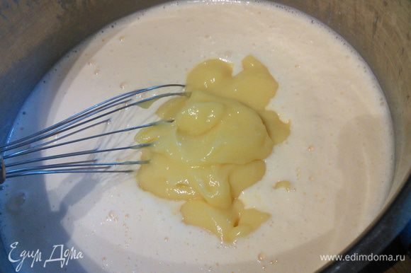 Емкость с кремом переставить в морозилку, каждый час необходимо интенсивно перемешивать крем, чтобы избежать кристаллизации. Когда мороженое схватится (через примерно 2 — 4 часа), добавить лимонный курд и тщательно перемешать. Лимонного курда нужно 220 грамм. Это чуть меньше того количества, которое получилось при изготовлении курда (см. шаг 1 — 4).