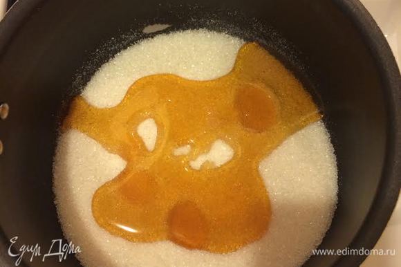 В миске смешать мед и сахар.