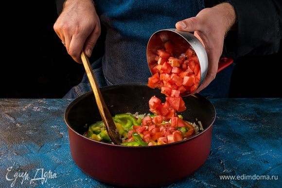 Помидоры нарезать на кусочки. Добавить к овощам томат, обжарить вместе, теперь помидоры, соль, перец, паприку и сахар. Также перемешать все.