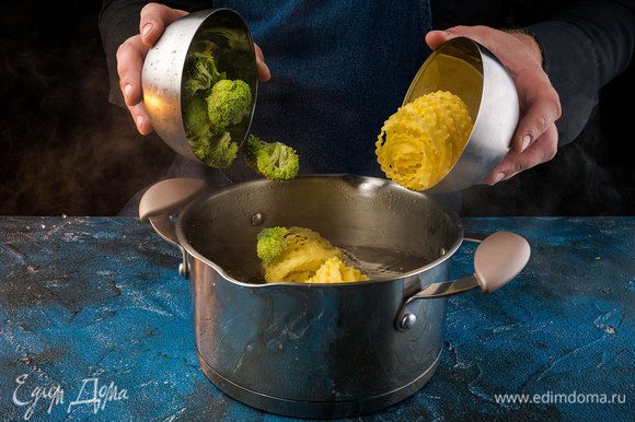 Разделить брокколи на соцветия и отварить вместе с пастой в кипящей подсоленной воде около 11 мин.
