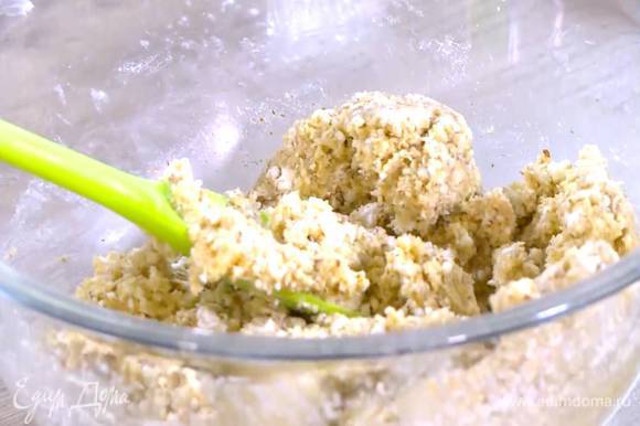 Сливочно-сахарную массу добавить к миндалю с творогом и вымешать однородное тесто.