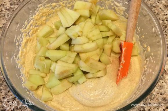 Добавить остальную муку, перемешать. Яблоки очистить и мелко нарезать, добавить в тесто и перемешать ложкой.