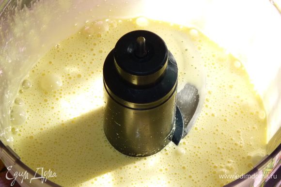 Взбить яйца с разрыхлителем и щепоткой соли, продолжая взбивать, добавить сгущенку. Постепенно добавить сухое молоко, манную крупу, продолжая взбивать, добавить муку. Взбить еще немного.