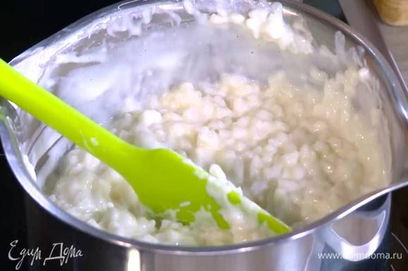 Залить рис молоком, все перемешать и варить кашу на медленном огне минут 20, периодически помешивая.
