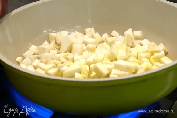 Разогреть в сковороде 2 ст. ложки оливкового масла и сливочное масло и обжарить нарезанный сельдерей.