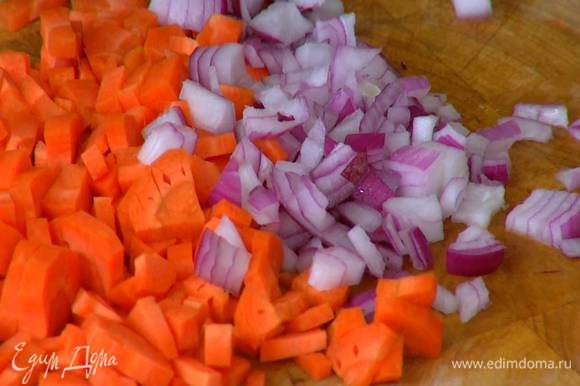 Морковь и красную луковицу почистить и нарезать маленькими кубиками.