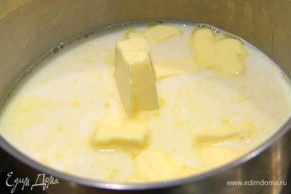 Молоко влить в небольшую кастрюлю, добавить 1/2 стакана холодной воды, нарезанное масло, сахар, соль и на среднем огне довести все до кипения.