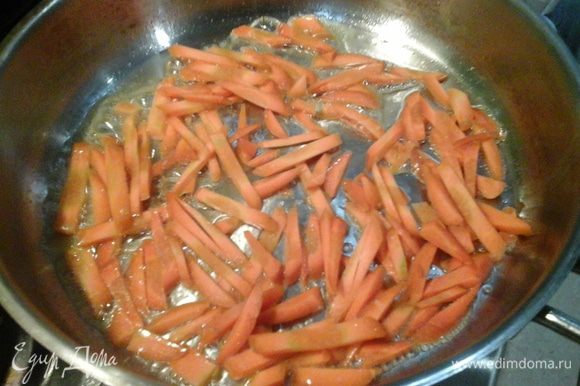 Нашинковать морковь. Растопить в раскаленной сковороде сливочное масло. Обжарить морковь до легкой золотистой корочки. Добавить лук и притомить 5 минут.