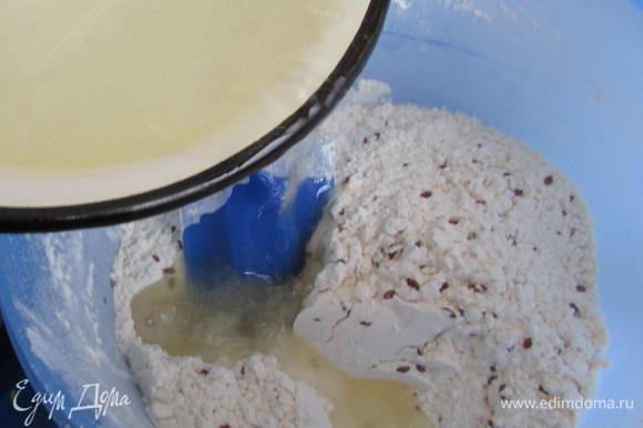 Когда вода с маслом закипит, вылить в мучную смесь. И сразу начать замешивать заварное тесто. Сначала с помощью лопатки, пока тесто горячее.