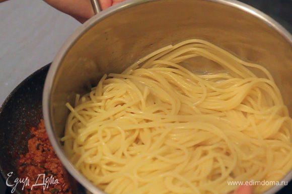 Сливаем со спагетти воду. Добавляем кусочек сливочного масла (либо 1 ч. л. растительного) и хорошо перемешиваем.