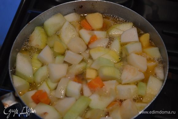 Кладем кабачок, картофель обжариваем пару минут добавляем яблоко и обжариваем еще пару минут. Заливаем кипятком так, чтобы вода еле покрывала овощи. Тушим 30 минут.