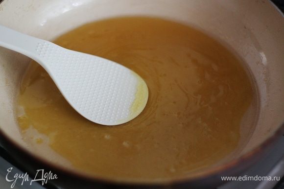 Когда куриное филе уже замариновалось, нужно разогреть на сковороде растительное масло и добавить мед. Подождать, пока мед подтает, и перемешать его с растительным маслом, чтобы он распределился по всей сковородке.