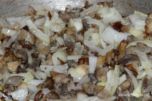 На этой же сковороде, обжарьте грибы и лук. Далее переложите в кастрюлю.