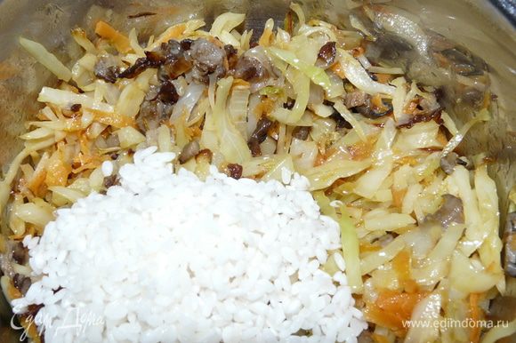 После возьмите кастрюлю и выложите рис, все перемешайте и посолите по вкусу. Далее положите лавровый лист и залейте горячей водой так, чтобы она покрывала содержимое.