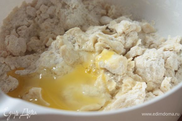 Нарежьте масло на кубики и, добавив муку с солью, порубите в комбайне или блендере в крошку. В крошку влейте яйцо с желтком и максимально быстро, в несколько заходов замесите тесто.