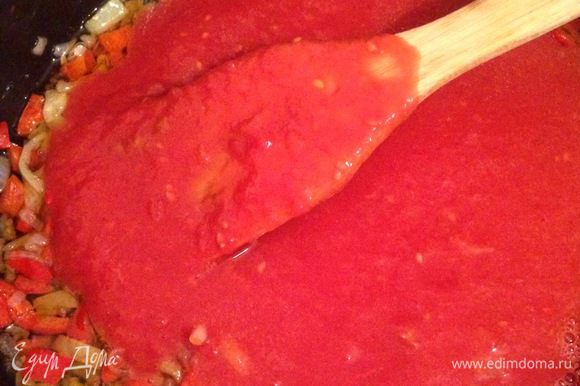 Добавить томаты в собственном соку от ТМ «Помидорка». Тушить соус 5 — 7 минут. Приправить солью и перцем.