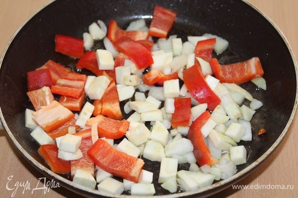 В сковороду, где жарилась курица, выложить нарезанные овощи (кроме чеснока), обжарить 5 — 6 минут.