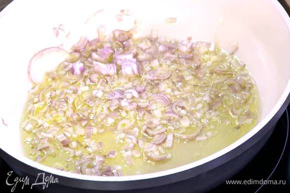 Лук почистить, мелко порубить и выложить на сковороду с разогретым оливковым маслом.