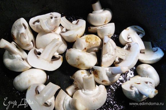 В этой же кастрюле обжарить шампиньоны, буквально 2 — 3 минуты, собирая со дна все соки, образовавшиеся от жарки мяса и выложить грибы на тарелку.