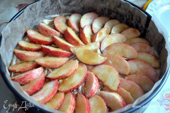 Выложить яблоки на тесто. Поставить пирог в предварительно разогретую до 180°С духовку примерно на 55 минут. Проверить готовность зубочисткой. Остудить пирог, вынуть из формы.