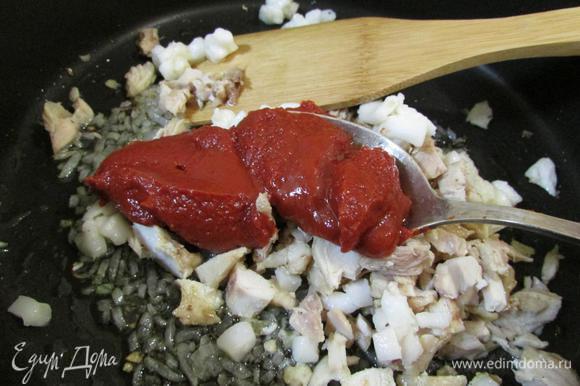 Затем добавить куриное мясо, шпиг и томатную пасту «Помидорка».