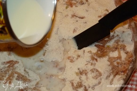 Сверху кладем последний стакан сухой смеси. Сливки (можно заменить молоком) подогреть и влить на пирог, помогая ножом им проникнуть внутрь.
