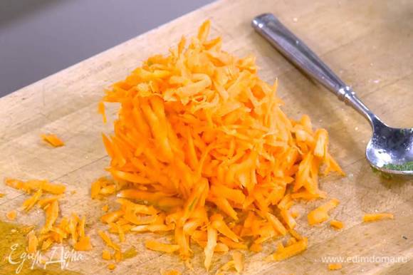Морковь почистить и натереть на крупной терке.