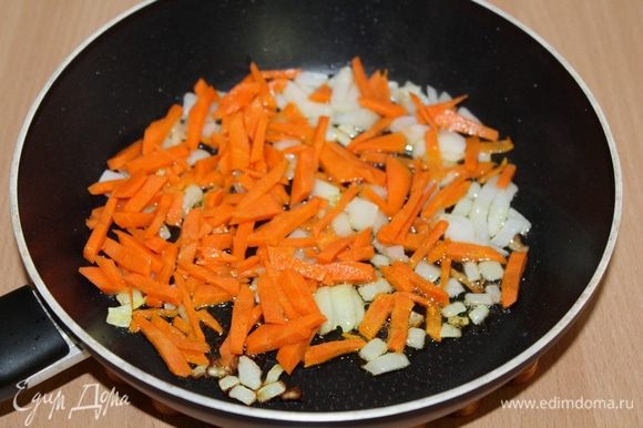 Морковь и лук мелко нарезать и обжарить на растительном масле.