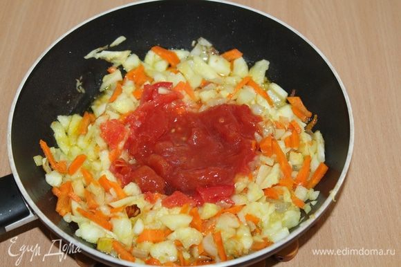 Добавить мелко нарезанную мякоть кабачков, помидоры в собственном соку «Помидорка», потушить до испарения лишней жидкости.