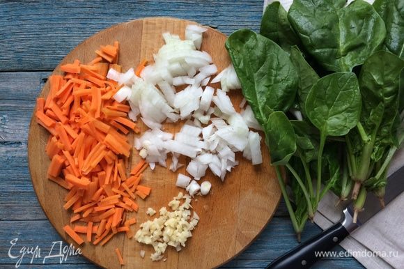 Подготовим овощи: чеснок мелко нарубите, лук, морковь очистите и мелко нарежьте.