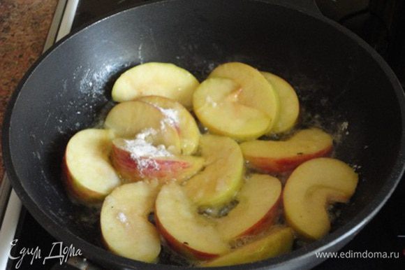 Пока утка запекается, приготовим соус и карамелизированные яблоки. Для этого яблоки нарезать средними дольками и припустить на сливочном масле. Посыпать сахарной пудрой и карамелизировать минут 5. Готовые яблоки переложить в тарелку.