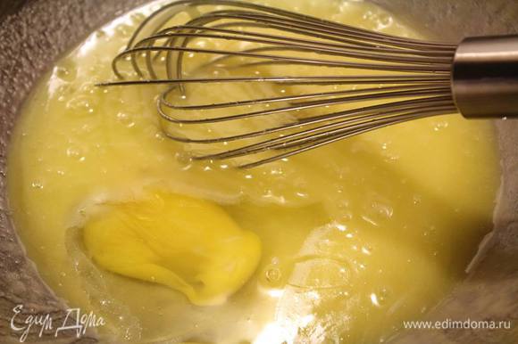 Растопленное масло смешать с сахаром. Добавить соду, лимонный сок. По одному вмешать яйца.