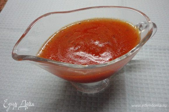 Готовые кусочки утки нарезать и можно пару минут потомить в соусе или выложить на тарелку и уже там полить готовым соусом.