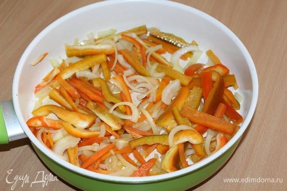 В сковороде хорошо прогреть масло, добавить нарезанный полукольцами лук, соломкой морковь и перец, жарить около 5 минут.