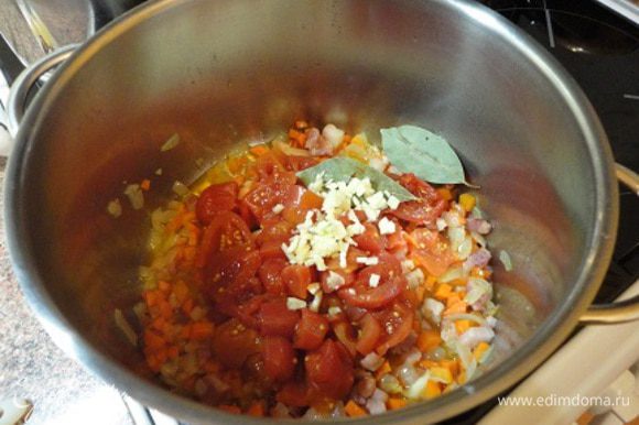 Затем добавляем чеснок, очищенные и нарезанные томаты «Помидорка» и розмарин (можно свежий). Обжариваем пару минуток.