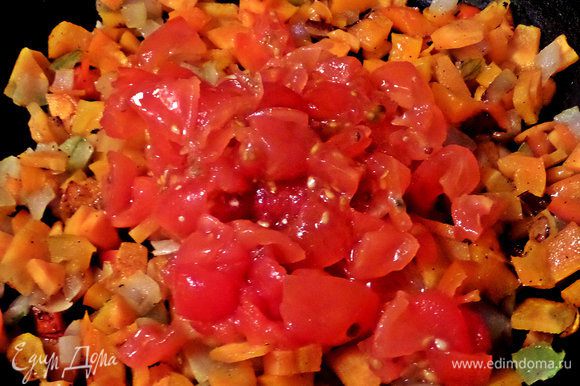 Переносим томаты с соком в сковороду.