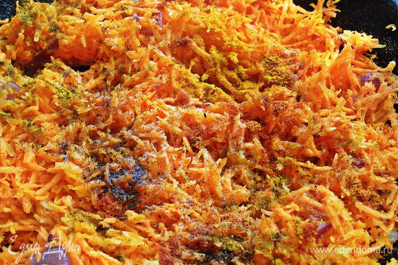 Обжариваем морковь с приправами после кабачков в растительном масле Biolio. Приправы можно менять, главное — соль, перец, чеснок должны присутствовать.