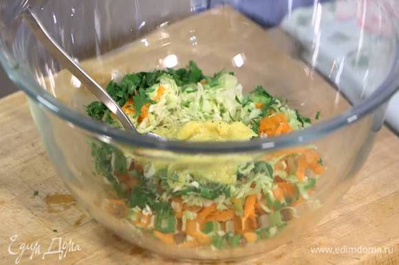 В глубокой посуде соединить морковь, капусту и кинзу, посолить, поперчить, добавить майонез, сок лайма и все перемешать.