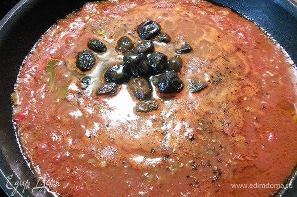 За 10 мин до окончания тушения добавить маслины, ложку меда, соль и перец по вкусу.