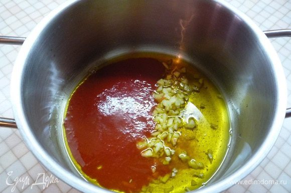 В кастрюлю с толстым дном наливаем растительное масло и разогреваем его. Добавляем куркуму, мелко нарезанный имбирь, томатную пасту и обжариваем 1 — 2 минуты.